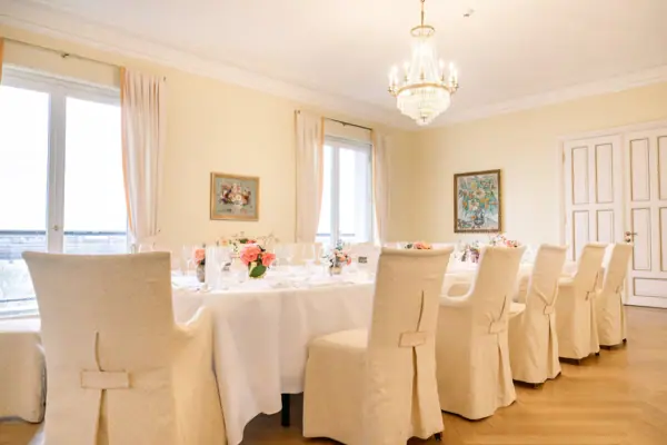 LCJ Veranstaltungsraum Ein festlich gedeckter Tisch mit Tischdecke und Vase als Mittelpunkt.
