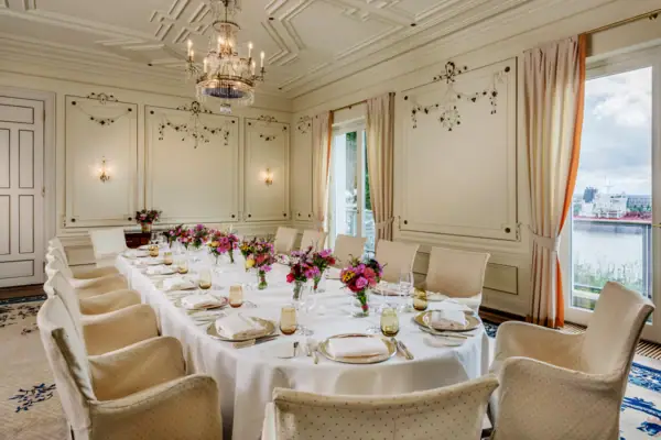 Festlich geschmückter Saal für private Feiern im Hotel Louis C. Jacob.