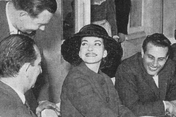 Maria Callas Eine Frau mit Hut im Retro-Stil.