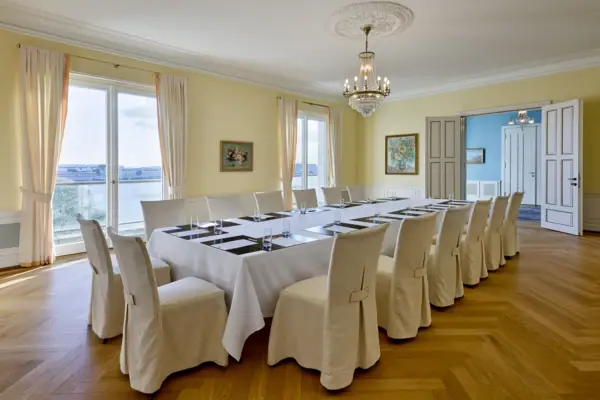 Gartenzimmer Louis C. Jacob Konferenzraum im Louis C. Jacob mit mehreren Fernsehern und einer Tischanordnung in Block-Form.