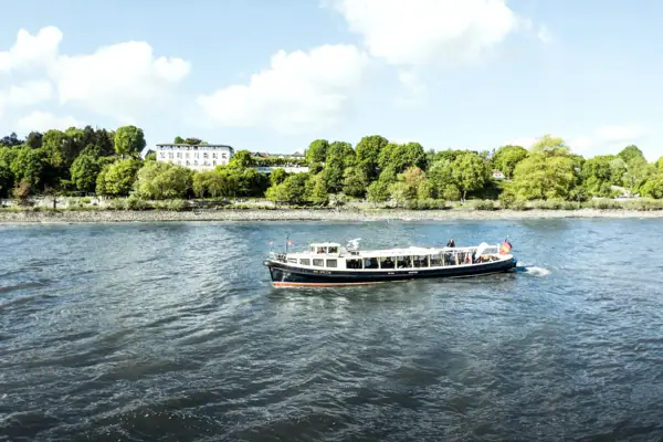 Barkasse MS Jacob fährt auf der Elbe bei Sonnenschein.