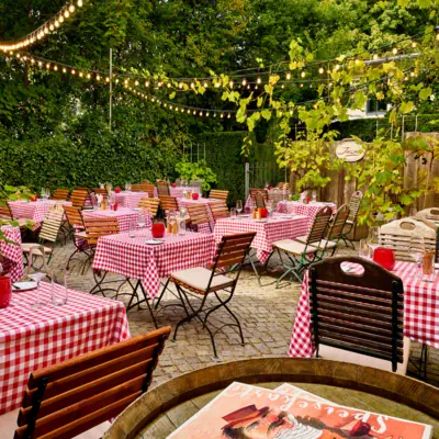 Weinwirtschaft Kleines Jacob Garten Biergarten der Weinwirtschaft Kleines Jacob mit Tische und Stühle im Freien sowie Lichterketten