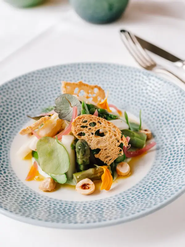 Tellergericht Salatkreation von Thomas Martin und seinem. Küchenteam des Jacobs Restaurants.