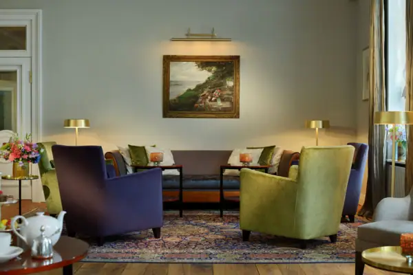 Wohnhalle Sofa, zwei Sessel und Tische in der gemütlichen Wohnhalle im Hotel Louis C. Jacob.