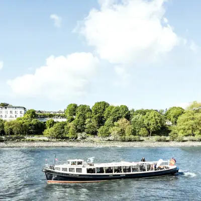 MS Jacob Barkasse MS Jacob auf dem Wasser unter bewölktem Himmel