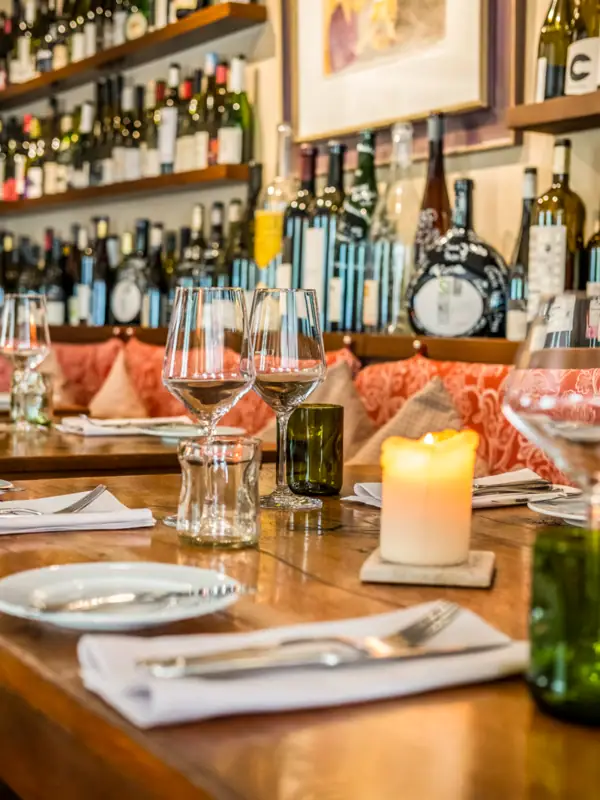 Ein Tisch mit Weingläsern und Kerzen.