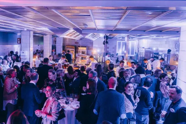 Küchenparty Louis C. Jacob Hotel Hamburg Eine große Gruppe von Menschen bei einer Party in der Küche vom Louis C. Jacob Hotel Hamburg.