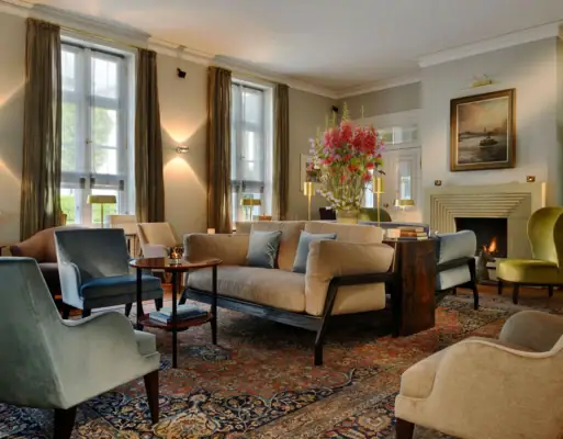 Wohnhalle Louis C. Jacob Hotel Die gemütliche Wohnhalle im Hotel Louis C. Jacob mit Kamin, einigen Sesseln und Sofas.