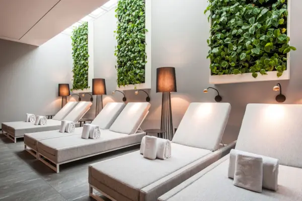 Wellnessbereich Louis C. Jacob Entspannungsliegen im Wellnessbereich des Hotels Louis C. Jacob.