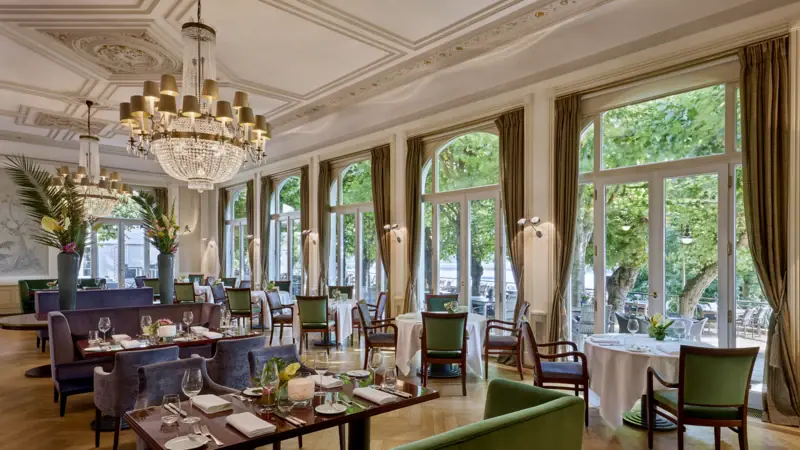 Jacobs Restaurant Das Jacobs Restaurant mit Tischen und Stühlen, dekoriert mit Kronleuchtern.