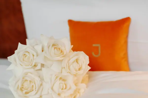 LCJ Hochzeitsbett Ein Strauß weißer Rosen auf einem Bett