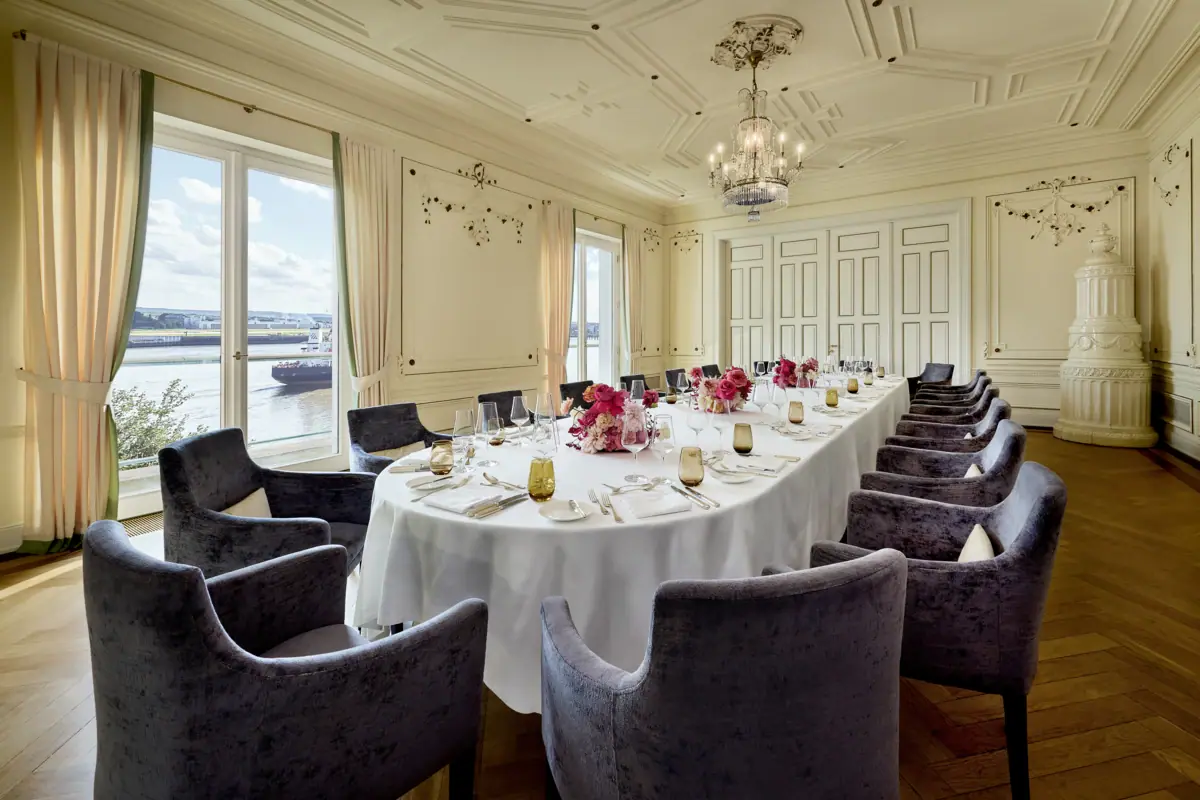 Französisches Zimmer Louis C. Jacob Französisches Zimmer mit feinen Stuckarbeiten im Hotel Louis C. Jacob.