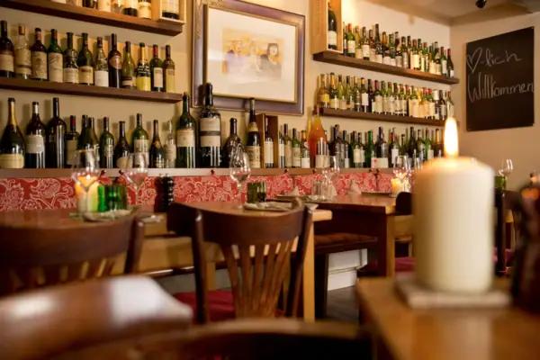 Ein Raum mit Weinflaschen und Kerzen.