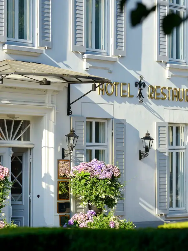 Eingang des Hotels Louis C. Jacob.