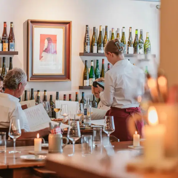 Eine Gruppe von Menschen in einem Restaurant.