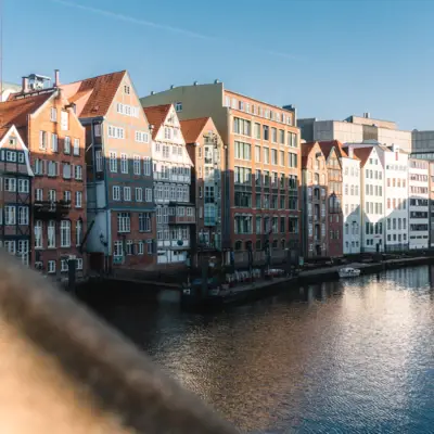 Häuserfassaden der Speicherstadt Hamburg an einem Kanal.